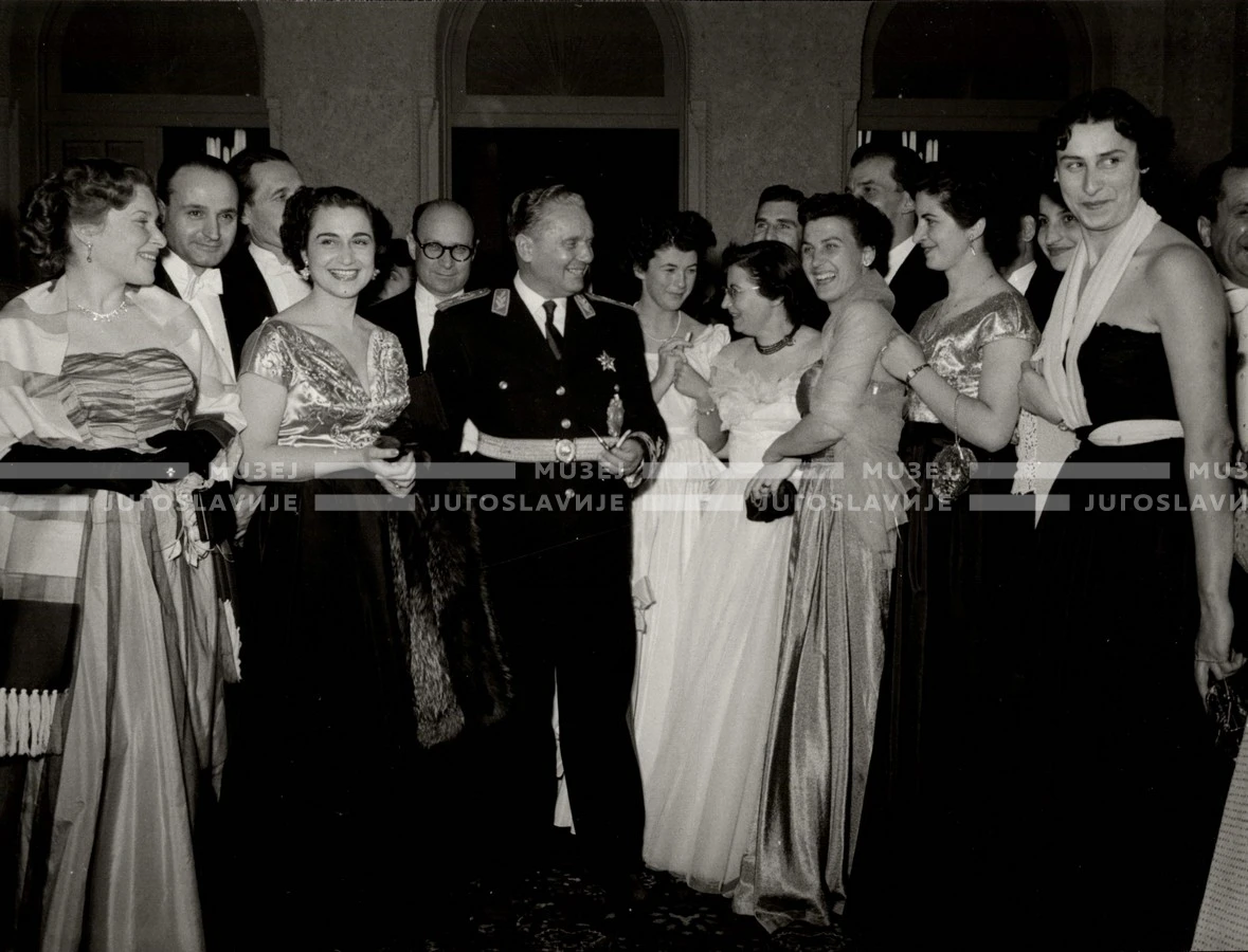 1954_027_057