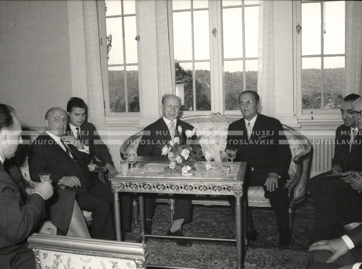 1964_252_043