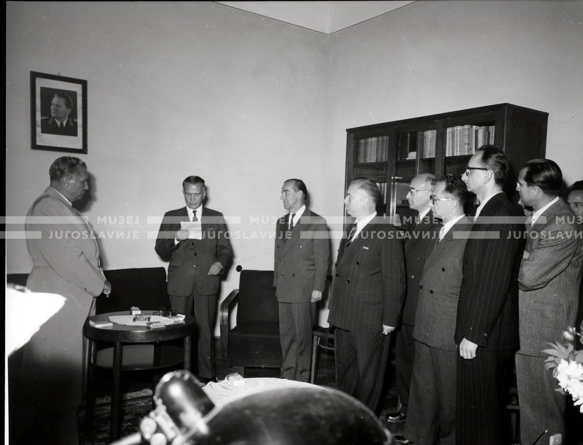 1953_024_043